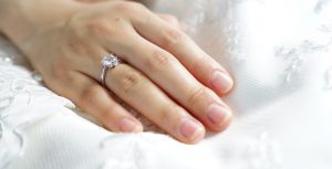 แหวนทองคำขาว-บนมือผู้หญิง