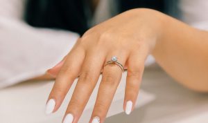 แหวนเพชรแต่งงาน-บนนิ้ว