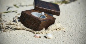 แหวน DIY-ในกล่องไม้บนพื้นทราย